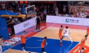 空篮失手 摆烂又伤退 王哲林里程碑之夜再引争议