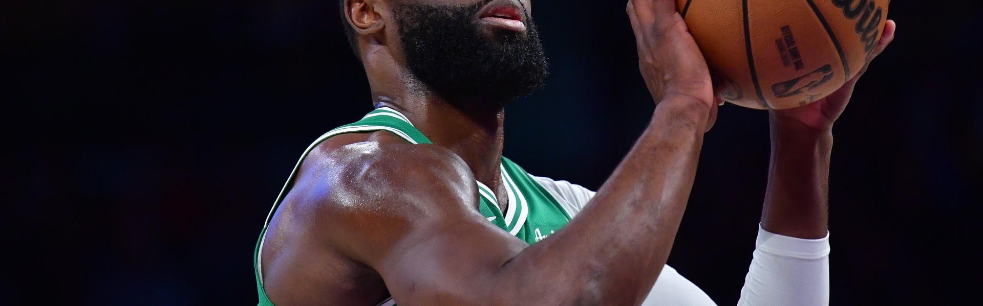 杰伦·布朗播客再谈判罚：雷霆的犯规动作都不吹 我本应该罚22个