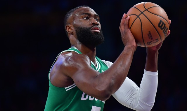 杰伦·布朗播客再谈判罚：雷霆的犯规动作都不吹 我本应该罚22个