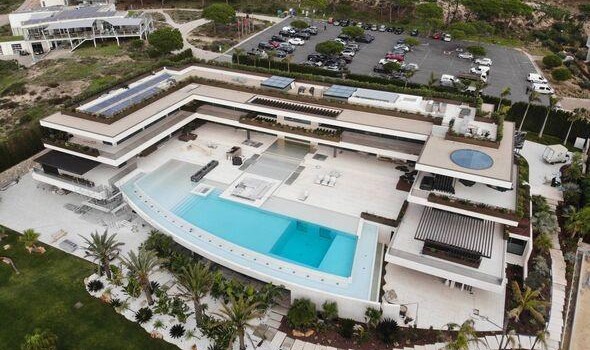 葡媒：C罗可能在耗资3000万镑打造的豪宅结婚，然后将其出售