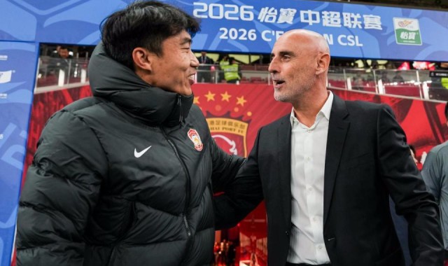 开云体育APP下载-45岁郑智瞪眼发呆！率队2连败排名未扣分队垫底 遭质疑撑不过10轮