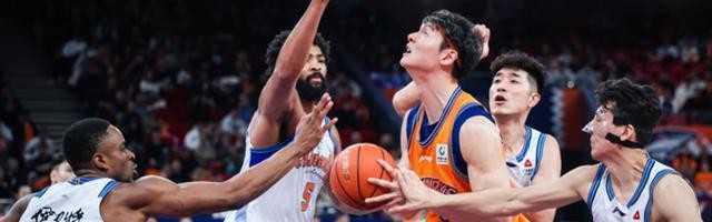 开云体育入口-上海男篮力克新疆队，收获联赛两连胜