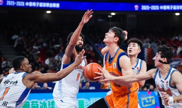 开云体育入口-上海男篮力克新疆队，收获联赛两连胜