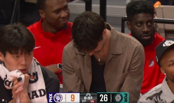 开云体育入口-很专注！杨瀚森坐在场边阿夫迪亚身旁认真观战 球队大比分领先