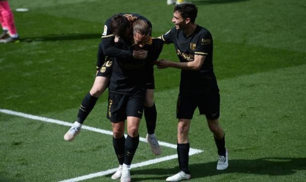 开云体育入口-巴萨潜水艇打了半场欧超，巴萨下半时保守险丢分