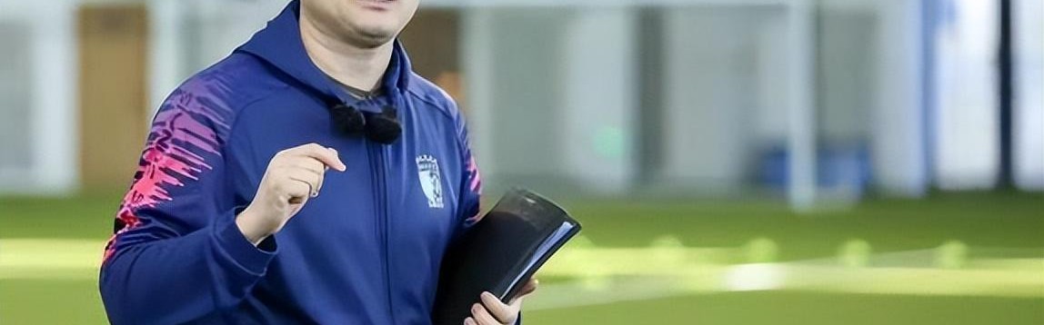 开云官网-意外！大连球迷都以为崔麒新赛季会走，结果英博离队公告却没他