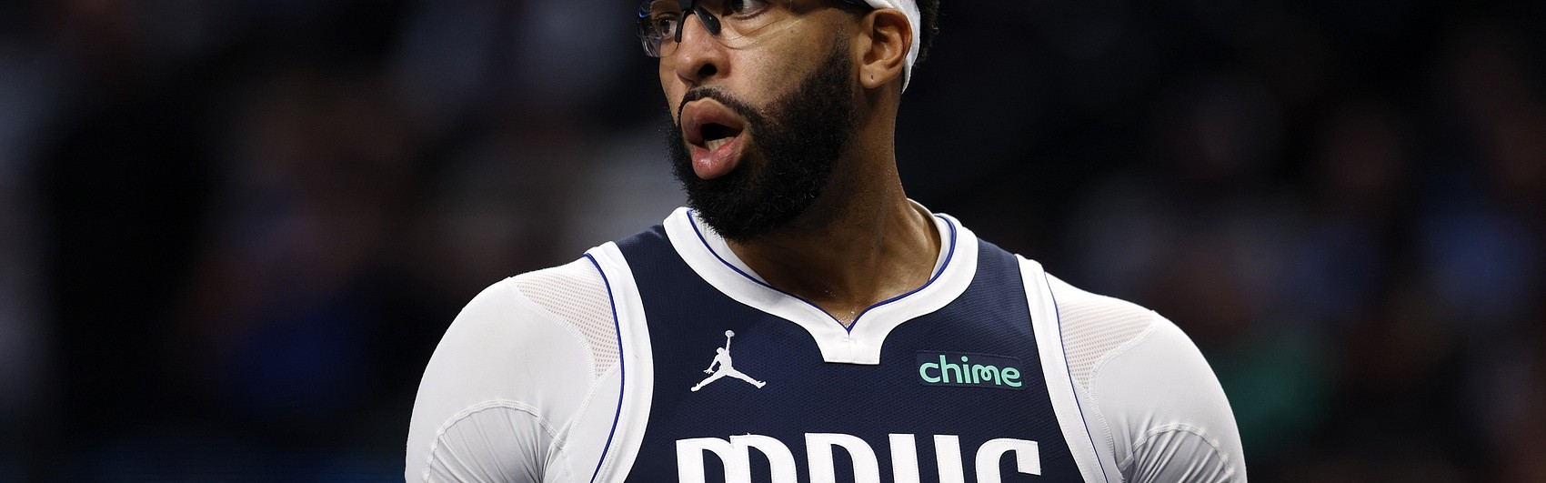 开云APP-Shams：浓眉正在洛杉矶与手部专科医生会面 至少缺席2-3个月！