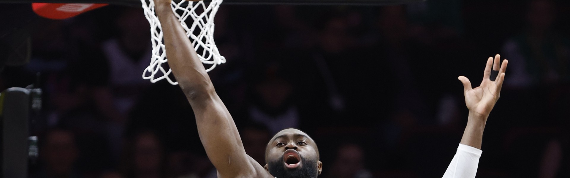 火力全开！杰伦·布朗半场15投7中&amp;三分3中2 拿下17分9板1助1断