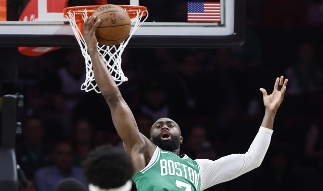 火力全开！杰伦·布朗半场15投7中&amp;三分3中2 拿下17分9板1助1断