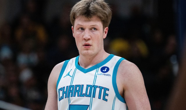 看下半场咋样！4号秀克尼佩尔半场6中2&amp;三分4中2拿到9分3板