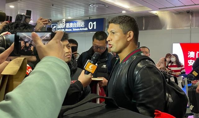 开云-艾克森抵达成都只差官宣 球迷接机齐喊“成都雄起”