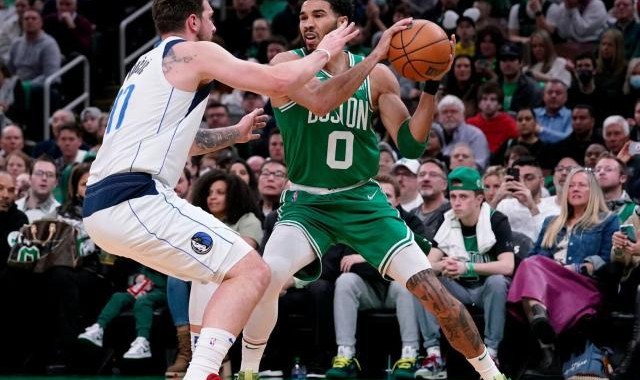 开云体育入口-球衣退役战再度输球 新星对决东契奇完胜塔图姆